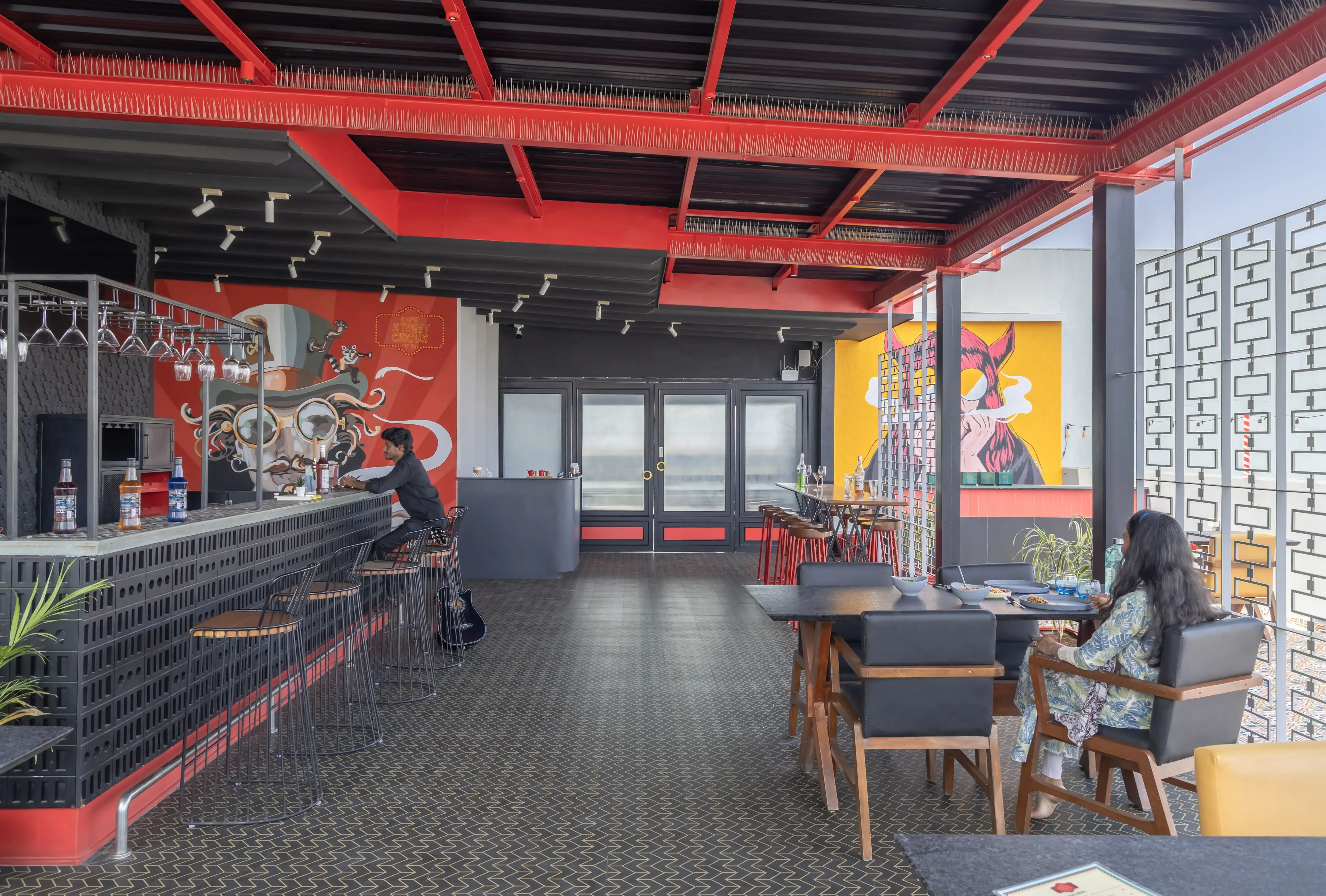 CAFE STREET CIRCUS