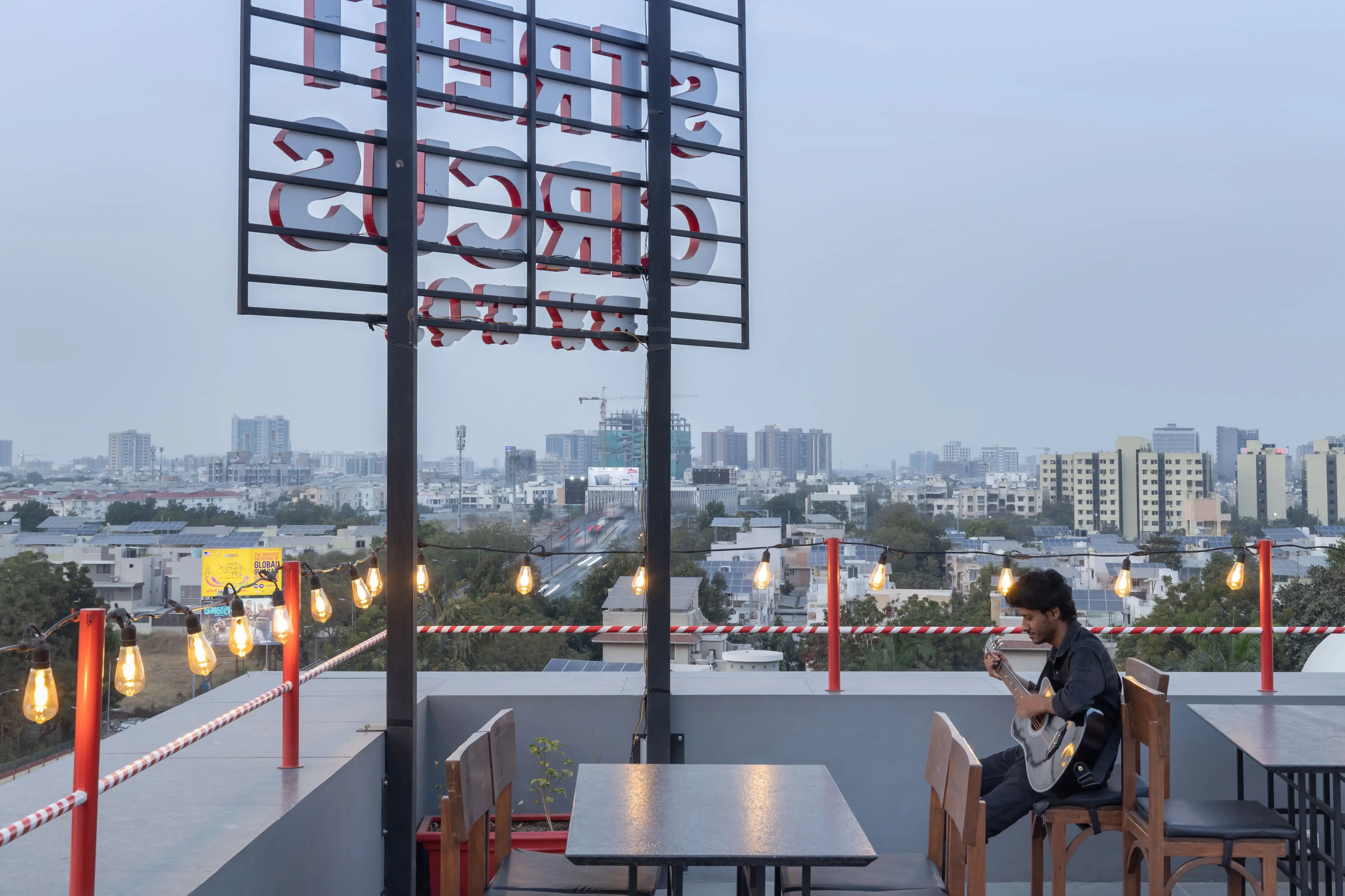 CAFE STREET CIRCUS